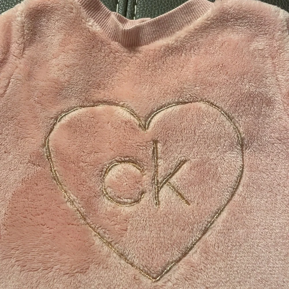 Calvin Klein size 12 months. Soft pink‎ two snap buttons behind neck. GUC.
